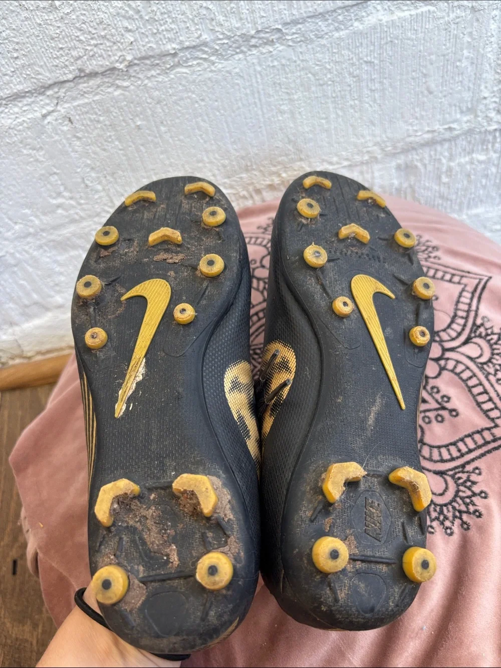 Nike Kids Black Soccer Cleats with Gold Swoosh sz 2